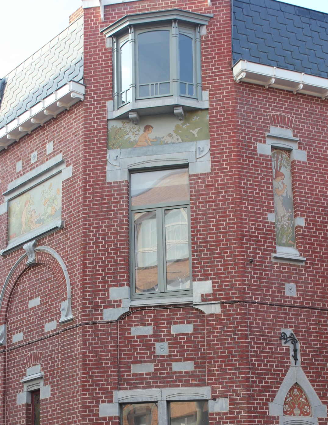 Macintosh HD:Users:christian:Desktop:clone:iris détail façade restaurée  photo C Deffense copie 3.jpg