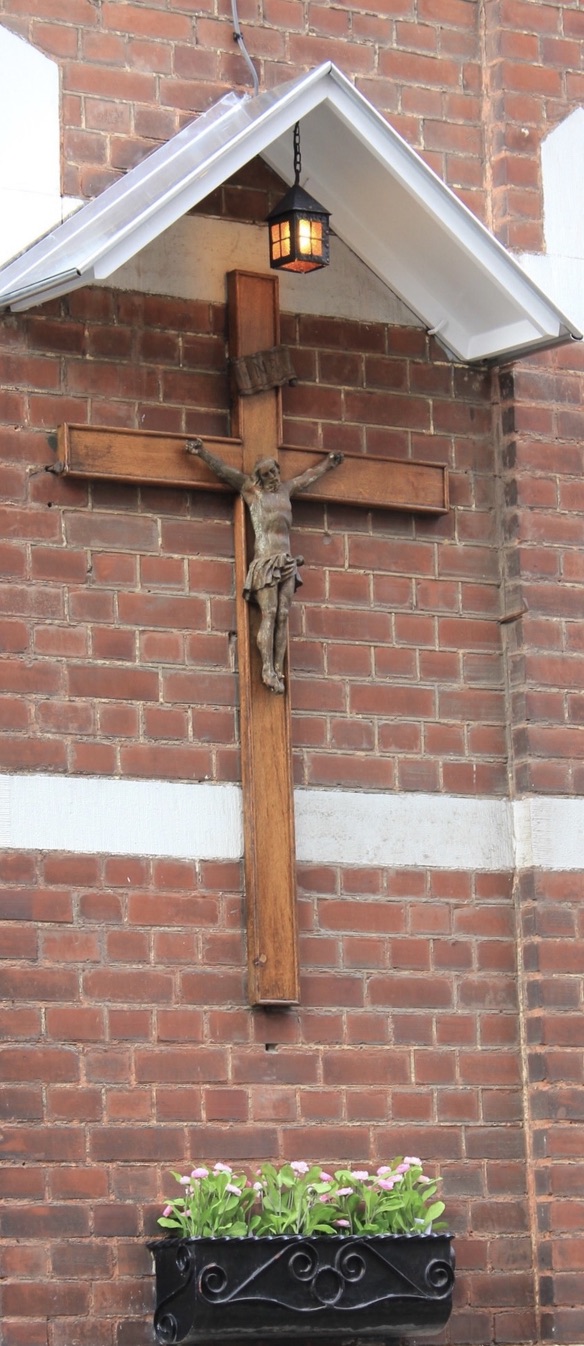 Une image contenant bâtiment, plein air, grave, symbole

Description générée automatiquement