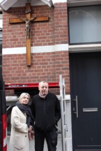 Une image contenant habits, personne, funérailles, homme Description générée automatiquement