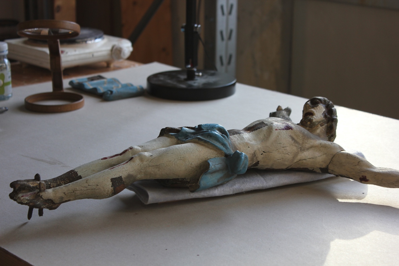 Une image contenant intérieur, statue, art, table

Description générée automatiquement