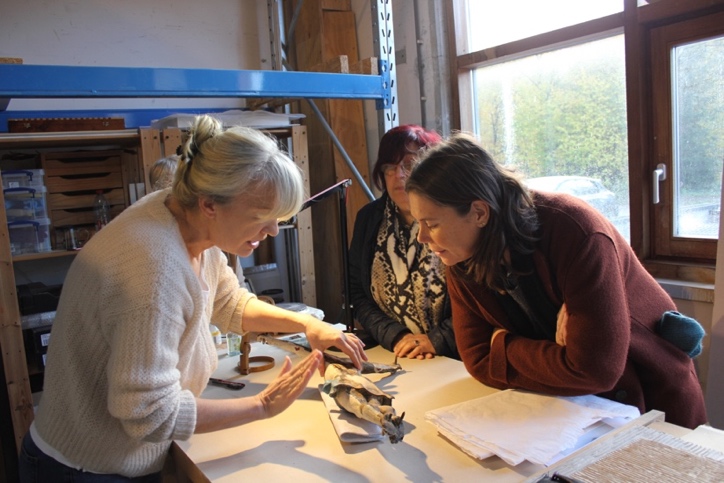 Une image contenant personne, table, fenêtre, intérieur

Description générée automatiquement